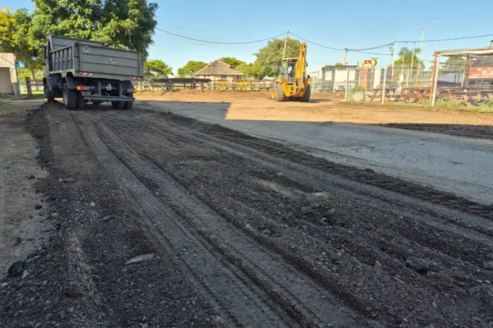 Trabajos de adecuación y compactación en la calle de acceso a los Galpones del Puerto de Gualeguaychú.