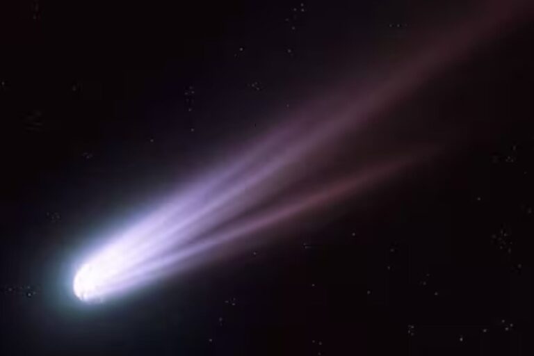 Un cometa cambia su sentido de giro en el espacio