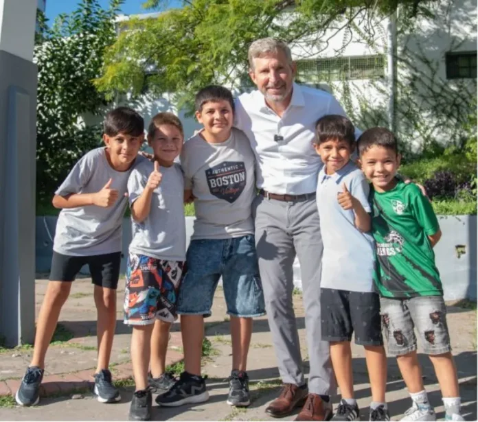 obras-escuela-estrada-parana-entrega-libros-alfabetizacion Gobernador Rogelio Frigerio y funcionarios recorren las instalaciones renovadas de la escuela Estrada de Paraná.