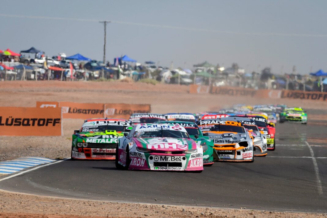 Agustín Canapino compitiendo en el Turismo Carretera en el circuito de Centenario, Neuquén.