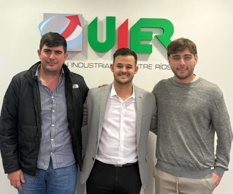 Integrantes de UIER Joven durante una reunión de planificación de actividades.