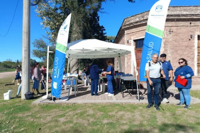Equipo de salud del Nodo Curita Gaucho atendiendo a vecinos en la intersección de Sobral y Boulevard de María en Gualeguaychú