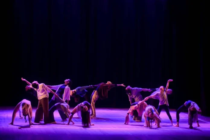 Bailarines en escena durante un evento de danza en Entre Ríos