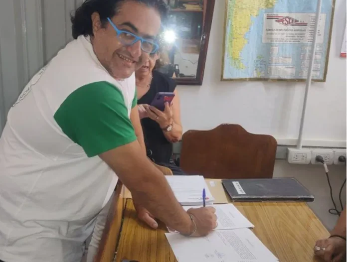 adultos-mayores-recuperan-espacio-comunitario-parana Integrantes de la Asociación Adultos Mayores en Lucha trabajando en la limpieza del nuevo predio en Paraná, Entre Ríos.