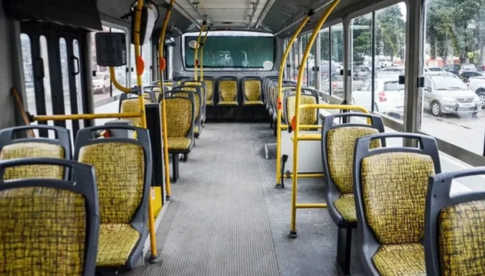 advierten-falta-financiamiento-transporte-interior-paralisis Colectivo de transporte urbano en una calle de ciudad del interior argentino