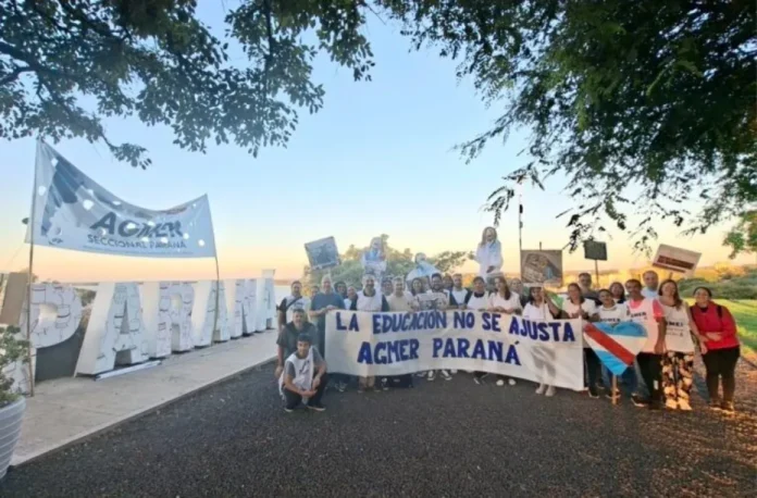 Manifestación de docentes de Agmer en una calle de Entre Ríos durante la protesta por la paritaria salarial.