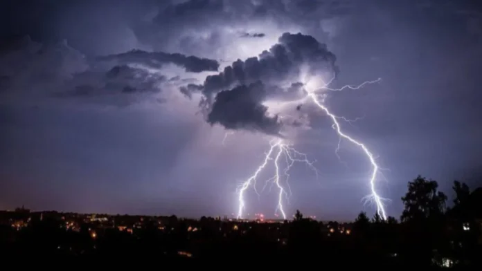 alerta-meteorologica-tormentas-fuertes-entre-rios-miercoles-jueves Mapa de alerta meteorológica sobre la provincia de Entre Ríos con íconos de tormenta y lluvia.