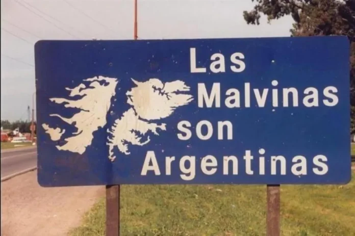analistas-avierten-trasfondo-giro-eeuu-malvinas Mapa de las Islas Malvinas con banderas de Argentina y Reino Unido