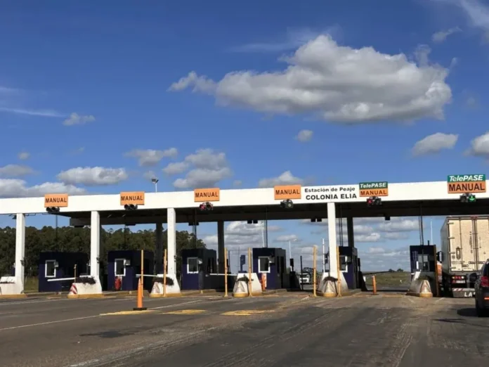 Cabina de peaje en una ruta de Entre Ríos con señalética de pago automático y manual.