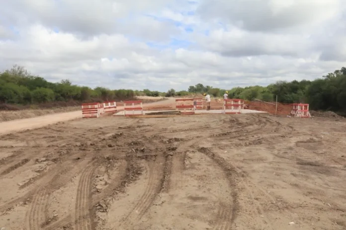 Trabajos de construcción y encofrados en la obra de la cámara hidráulica sobre Calle 136.