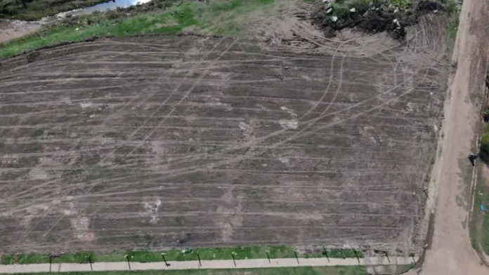 Trabajos de limpieza y nivelación en el terreno del Club Tigre, ubicado en el norte de Gualeguaychú.