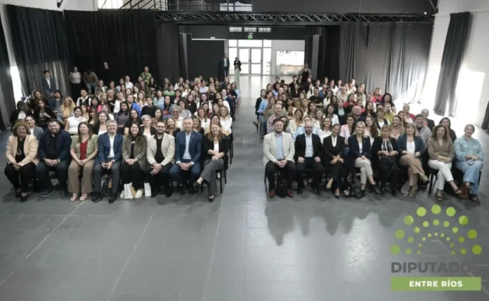 capacitacion-provincial-violencia-consumo-problematico-infancia Autoridades y equipos técnicos durante la presentación del programa Redes que Cuidan en la Sala Mayo de Paraná.