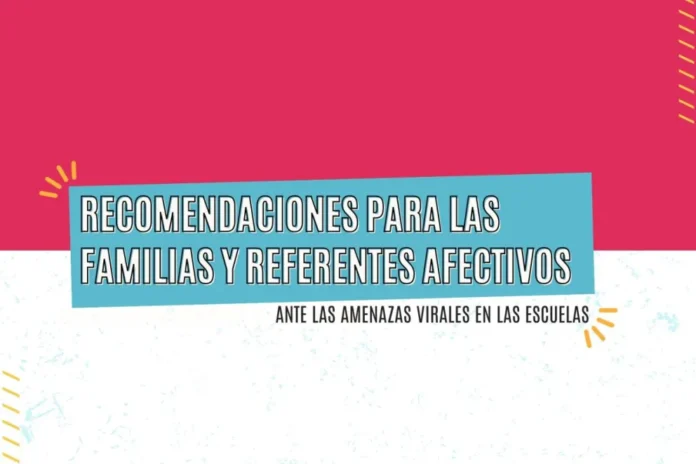 Niños y adolescentes en un aula escolar de Entre Ríos con adultos acompañando