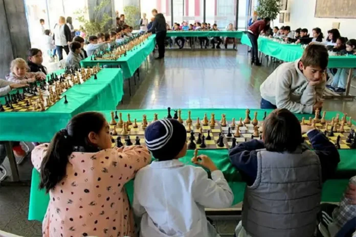 Estudiantes de una escuela de Entre Ríos participando en una partida de ajedrez educativo.