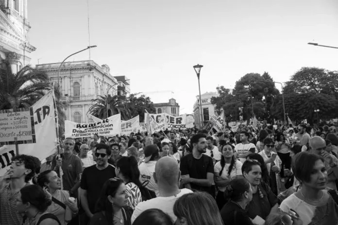 colectivo-trabajadores-estatales-reclama-emergencia-salarial-entre-rios Trabajadores estatales de Entre Ríos durante una reunión o manifestación pacífica.