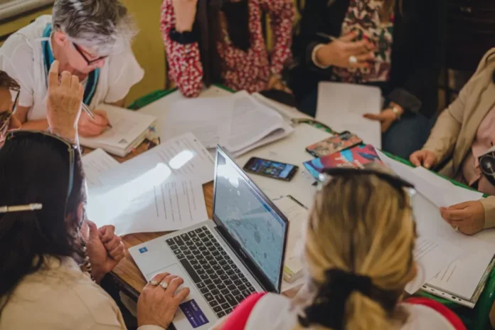 Docentes reunidos en una jornada institucional en una escuela de Entre Ríos