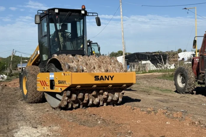 con-ripio-y-maquinaria-pesada-recuperaron-las-calles-de-los-espinillos Motoniveladora trabajando en calles de tierra del barrio Los Espinillos, Gualeguaychú