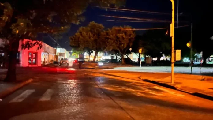 Calle del barrio Juventud Unida con alumbrado público apagado durante la noche