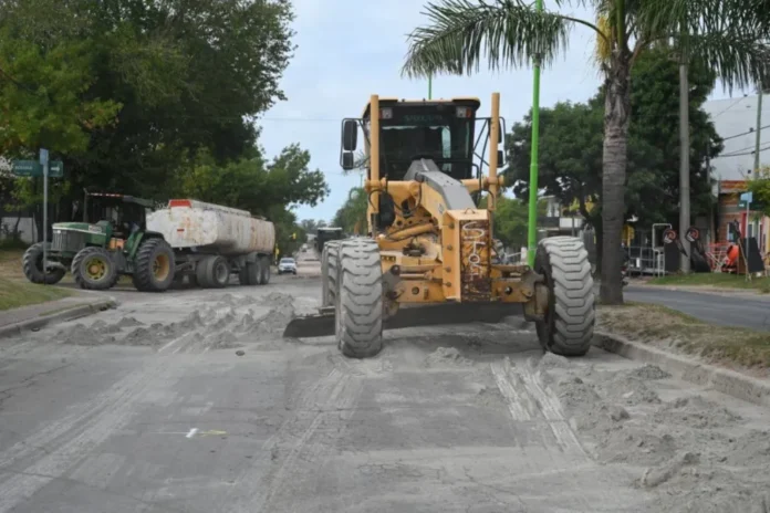 corte-parcial-boulevard-pedro-jurado-gualeguaychu-obras-repavimentacion-1 Obras de repavimentación en el Boulevard Pedro Jurado, Gualeguaychú, con maquinaria vial en funcionamiento.