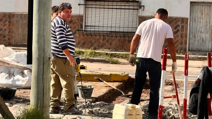 Obreros realizando trabajos de bacheo en una calle de la ciudad
