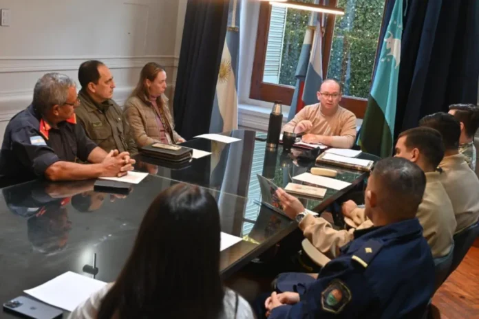 Reunión de Defensa Civil y fuerzas de seguridad en el Salón Azul
