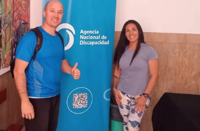 deporte-adaptado-inclusion-entre-rios-proyecto-crece Grupo de jóvenes participando en una actividad de deporte adaptado en un gimnasio de Entre Ríos.