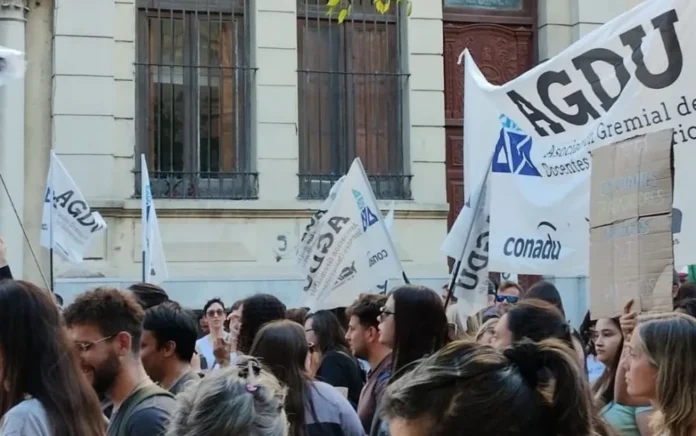 Docentes universitarios en protesta en Entre Ríos