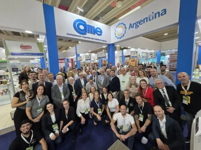 empresas-entre-rios-mision-comercial-curitiba-came-promargentina Delegación de empresas argentinas en un stand institucional durante una misión comercial internacional.