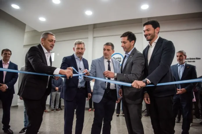 entre-rios-avanza-puntos-digitales-facultades-uader Autoridades en el acto de presentación de los nuevos Puntos Digitales en una facultad de la Uader, Entre Ríos.