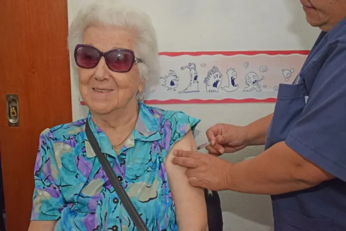 Personal de salud aplicando una vacuna contra la gripe en un centro de salud de Entre Ríos.