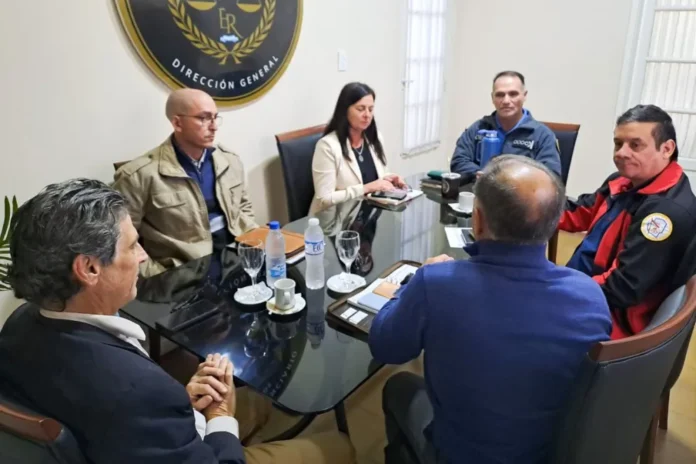 Personas recibiendo capacitación para brigadistas forestales en un entorno de campo en Entre Ríos