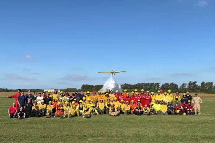 Personal especializado participa en ejercicios de combate aéreo de incendios forestales durante una capacitación.