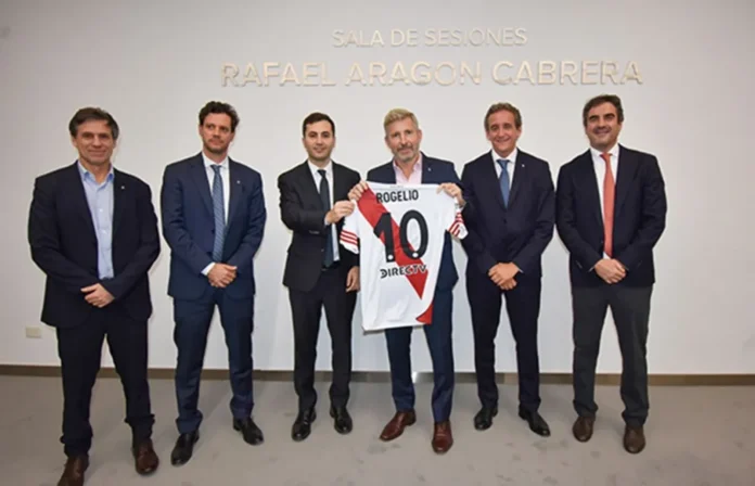 Autoridades de Entre Ríos y River Plate durante la firma del convenio de cooperación.
