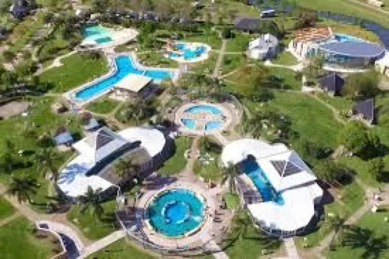 Turistas disfrutando de un paisaje típico de Entre Ríos durante Semana Santa