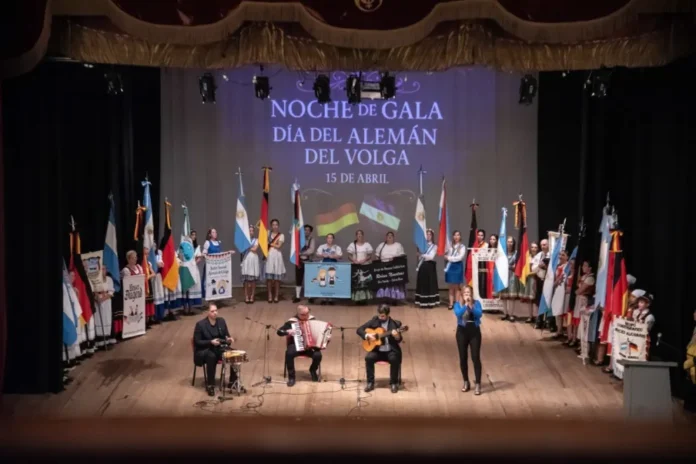 entre-rios-dia-inmigrante-aleman-volga-2024 Autoridades provinciales y el embajador de Alemania durante la Gala del Día del Inmigrante Alemán del Volga en Paraná, Entre Ríos.