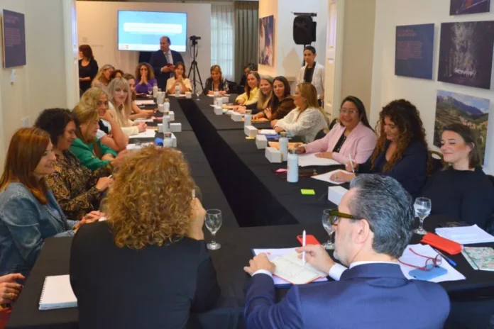 entre-rios-encuentro-federal-politicas-mujeres-onu-unfpa Ayelén Acosta, secretaria de Políticas de Cuidado de Entre Ríos, en un encuentro federal sobre políticas para mujeres.