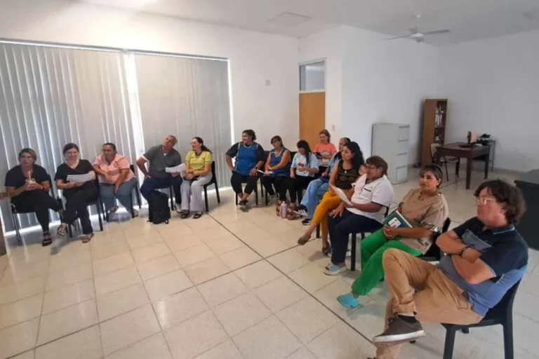 Grupo de referentes participando de una capacitación sobre desarrollo infantil en Entre Ríos