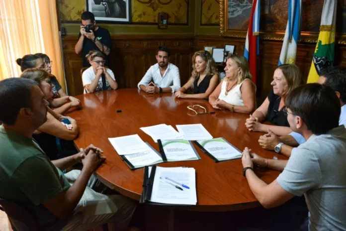 Autoridades provinciales y municipales en la entrega de microcréditos a emprendedores de Entre Ríos