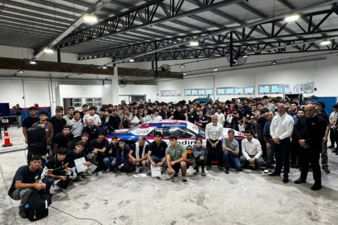 estudiantes-docentes-capacitacion-automovilismo-entre-rios Estudiantes y docentes observan un vehículo de Turismo Carretera durante una capacitación técnica.