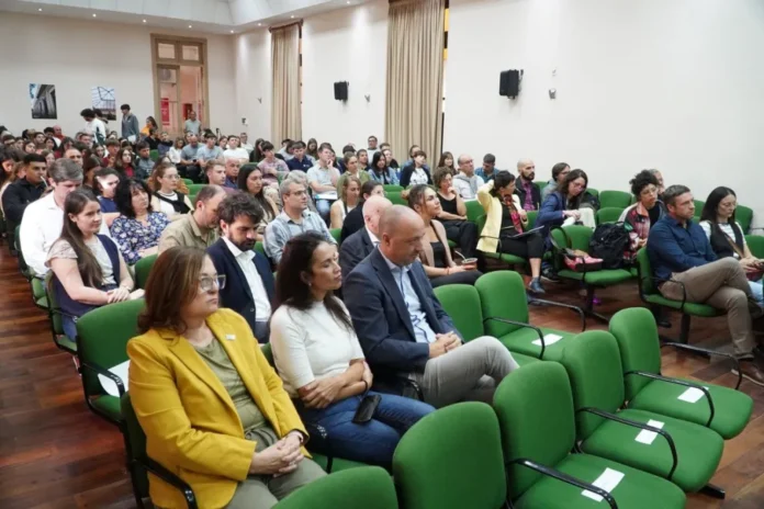 Participantes en el Seminario Internacional de Avicultura realizado en Paraná y Crespo, Entre Ríos.