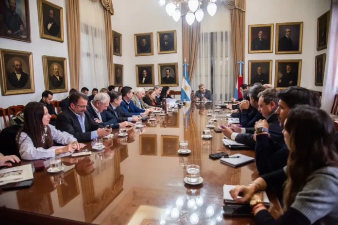 frigerio-analizo-en-gabinete-la-marcha-del-plan-vial-provincial Reunión de gabinete en Casa de Gobierno con Frigerio y Donda analizando el plan vial provincial