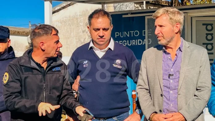 Autoridades inaugurando un punto de seguridad en Gualeguaychú