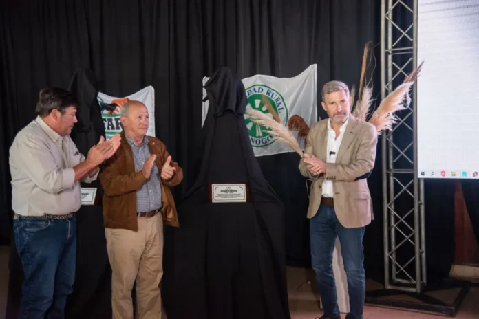Acto de homenaje a Jorge Chemes con la presencia del gobernador Rogelio Frigerio y autoridades en Nogoyá.