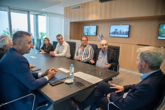 Gobernador Rogelio Frigerio en reunión con representantes del sector avícola de Entre Ríos.