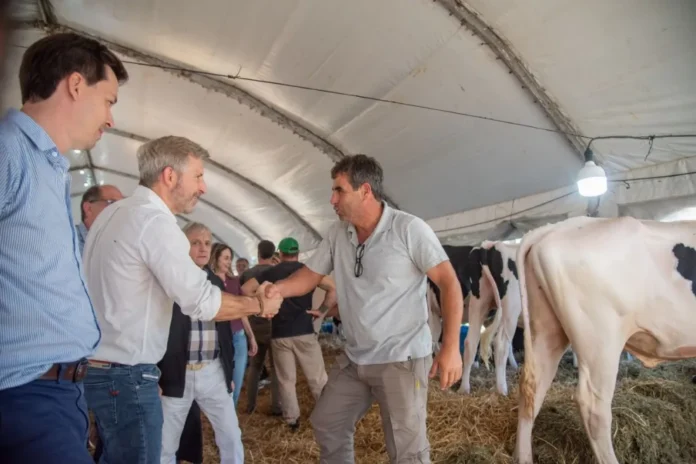 Gobernador y comitiva recorriendo stands de la Expo Provincial de la Leche en Nogoyá, Entre Ríos.