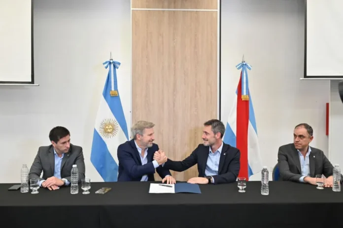 Gobernador Rogelio Frigerio y autoridades del CFI durante la firma de convenios de financiamiento.
