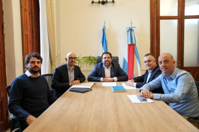 gobierno-uner-estudio-empleo-juvenil-entre-rios Autoridades del Gobierno de Entre Ríos y de la UNER durante la firma del convenio para el estudio del empleo juvenil.