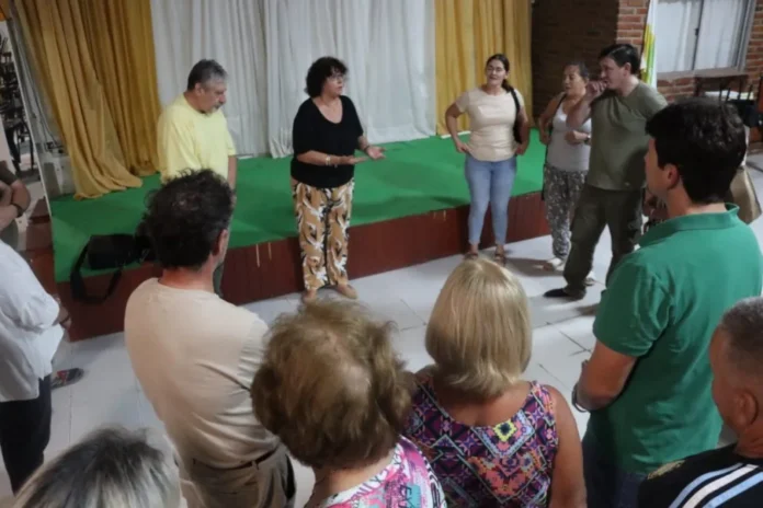 graciela-retamal-presidenta-comision-vecinal-barrio-puerto Vecinos reunidos en asamblea en el Barrio del Puerto de Entre Ríos