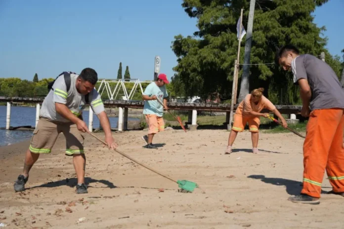 gualeguaychu-alista-playas-campeonato-argentino-canotaje Vista aérea del Balneario Municipal de Gualeguaychú y el río, con trabajos de acondicionamiento en la costa.