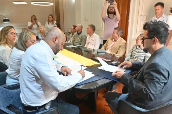 Autoridades de Gualeguaychú y Entrerríos, Colombia, firmando el acuerdo de hermanamiento